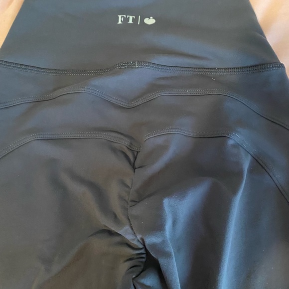 For the peach leggings, good condition only worn 3 times - Picture 3 of 5